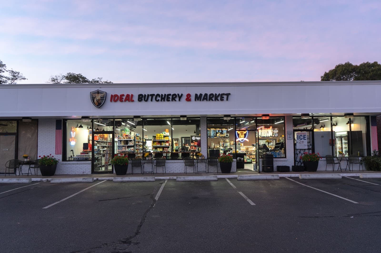 Fachada da loja Ideal Butchery & Market na 213 W Main Street, Hyannis, ao entardecer